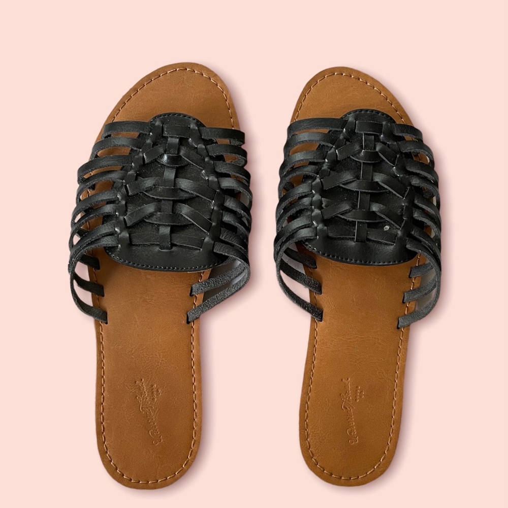 Universal thread sandals size 9
